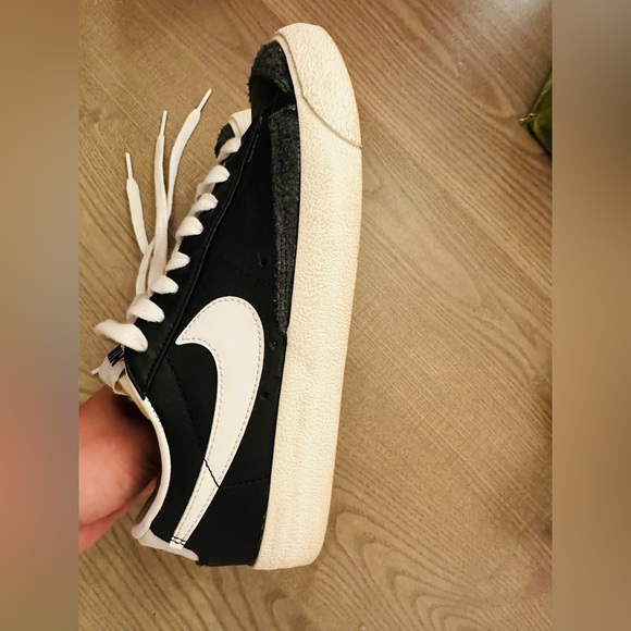 black and white sneakers. Original Nike. size 6.5 - Picture 4 of 6